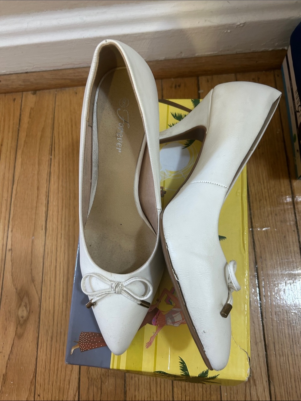White Pointed Toe Bow Heels 🌹 - Picture 9 of 11